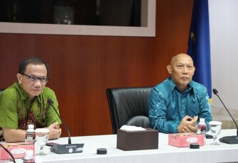 Anggota Bidang Administrasi dan Keuangan BP Batam (Memakai Batik Biru) bersama Komisioner Komisi Informasi Pusat (KIP) Gede Narayana (mengenakan Batik Hijau) dalam FDG PPID BP Batam, Rabu (15/3/2023).