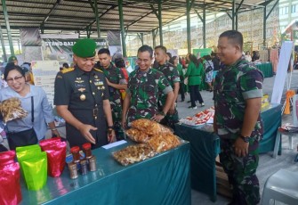 Pangdam XIII Mdk saat menyambangi stand Bazar Kodim 1310/Bitung