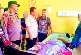 Gubernur Kepulauan Riau H. Ansar Ahmad Jenguk Korban Longsor Serasan 