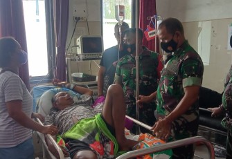 Kasdim Palangka Raya saat Jenguk Anggota yang Sakit 