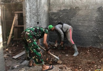 Anggota Satgas TMMD 116 saat Bantu Plester Dinding RTLH Milik Bapak Naslim 