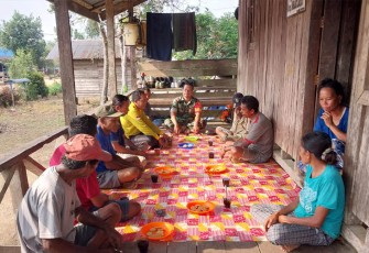 Babinsa Melati Jaya saat komsos ke warga Kampung Melati Jaya Kecamatan Gunung Tabur Kabupaten Berau.