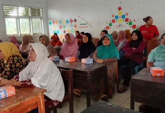 Masyarakat Betungan tampak antusias mengikuti penyuluhan yang diberikan pemateri.