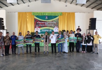 Gubernur Ansar saat Serahkan Bantuan Pertanian di Batam Untuk Meningkatkan Ketahanan Pangan