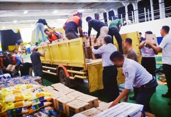 Sejumlah bantuan yang dibawa tim Pemprov Kepri ke Pulau Serasan