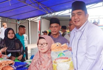 Bupati Bintan Roby Kurniawan SPWK saat serahkan bantuan ke salah satu warga
