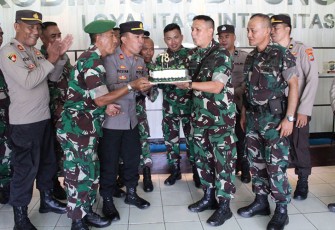Kasim 1310/Bitung bersama personil Kodim saat mendapatkan kejutan dan kue ulang tahun dari Polres Bitung dan Polres Minut