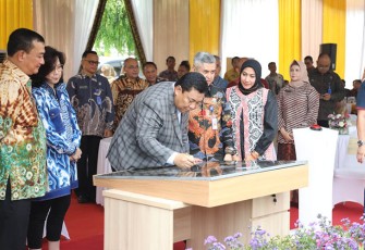 Kepala BNN RI, Prof. Dr. Petrus R. Golose saat penandatangan prasasti pada acara peremian, Selasa, 31 Oktober 2023. 