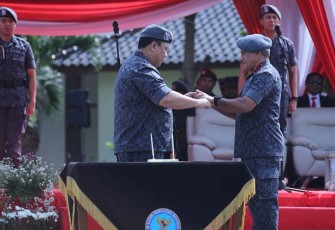 Upacara Penyerahan Pataka BNN RI dari Pejabat Lama, Komjen Pol (P) Prof. Dr. Petrus Reinhard Golose, kepada pejabat baru Irjen Pol. Marthinus Hukom, S.I.K., M.Si, di Lapangan Pusat Pengembangan Sumber Daya Manusia (PPSDM) BNN Lido, Bogor, Jawa Barat, pada Selasa (12/12) kemarin.