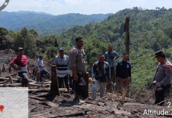 Kapolsek Batangtoru, AKP Tona S, SH, langung terjun ke lokasi lahan terbakar yang persisnya terletak di Dusun Adian Nauli, Desa Siuhom, Tapsel.