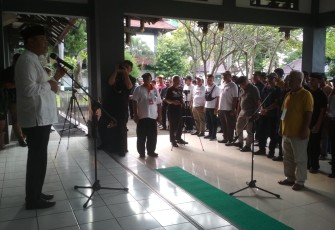 Bupati Juliyatmono memberikan arahan sebelum melepas rombongan DPD PPDI Karanganyar menuju Jakarta, di halaman Kantor Setda setempat, Sabtu (18/3/2023) sore.