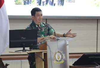 Kepala BNPB Letjen TNI Suharyanto, S.Sos, M.M., saat memberikan Ceramah Pembekalan Kepada Perwira Siswa (Pasis) Pendidikan Reguler LXIII Seskoad Tahun Anggaran 2023 di Gedung Jendral Gatot Soebroto Seskoad, Bandung, Jawa Barat pada Jumat (17/11).