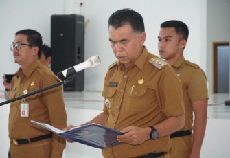 Bupati Natuna, Wan Siswandi saat Lantik 79 Orang ASN Dalam Jabatan Administrator dan Pengawasan.