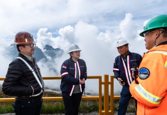 Ketua DPR RI Puan Maharani saat melakukan kunjungan kerja (kunker) ke Freeport di Tembagapura, Mimika, Papua Tengah, Minggu (10/12/2023).