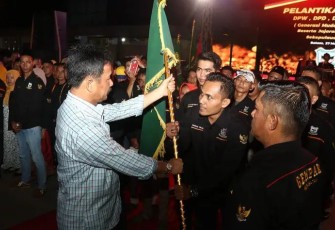  Kepala BP Batam, Muhammad Rudi, saat menyerahkan pataka kepada pengurus DPC se-Kota Batam