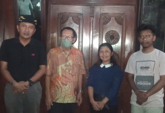 Suwondo, pecinta budaya, menemui langsung 'trah' Kiai Sadrach, Puwanto Nugroho (Ketua Majelis) yang berstatus 'canggah pembajeng' di rumah yang dulunya pernah menjadi tempat hidup sosok fenomenal pada masanya, Rabu (24/05/2023.)