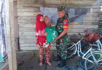 Babinsa Pelda Yulianto Salurkan Bantuan Sembako Untuk Anak Stunting