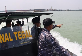 Danlanal Tegal Tinjau Alur Pelabuhan dan Situasi Perairan Tegal