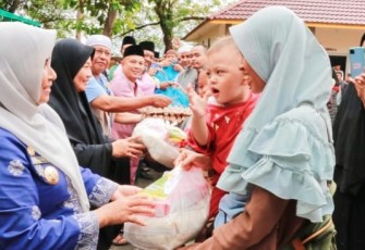 Wali Kota Rahma saat Serahkan Paket Sembako Sesuai Asnaf