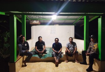 Bhabinkamtibmas Posek Putri Hijau saat Sambangi Pos Kamling