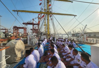 Para prajurit KRI Bima Suci saat Sholat Idul Fitri 