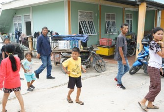 Warga Pasir Panjang, Azan tengah menggendong anaknya di lokasi hunian sementara            