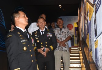 Danlantamal V Dampingi Wakasal Dalam Kunjungan ke Museum Pusat TNI Angkatan Laut