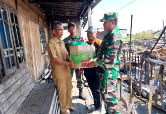 Bentuk Kepedulian Babinsa Danau Panggang Serahkan Bantuan Sembako Kepada Korban kebakaran