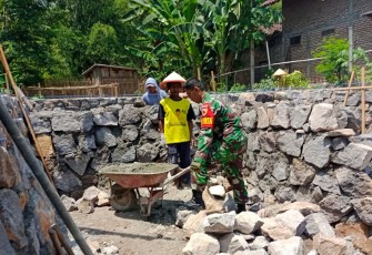 Babinsa Koramil Balerejo Bantu Bangun Rumah Warga