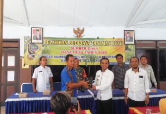 Kades Sumberagung Judian, S.Pd, M.Pd bersama Camat Rejotangan Didi Jarot secara simbolis memberikan bibit alpukat kepada salah satu Kader Karang Taruna Desa Sumberagung 