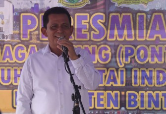 Gubernur Kepulauan Riau Ansar Ahmad meresmikan Dermaga Apung (Ponton) High Density Polyethylene (HDPE) Pelabuhan Pantai Indah, Kijang, Bintan Timur, Jum'at (29/12)