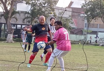 Dandim 0806/Trenggalek Letkol Czi Yudo Aji Susanto, S.Sos, M.A., dan prajurit Kodim 0806/Trenggalek tak hanya terampil di ranah militer, namun juga memukau dalam dunia futsal, Sabtu (16/12/2023)