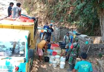 Babinsa Koramil 0801/09 Sudimoro dan Karang Taruna Salurkan Air Bersih