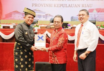 Gubernur Ansar Ahmad pada Rapat Paripurna DPRD Kepri