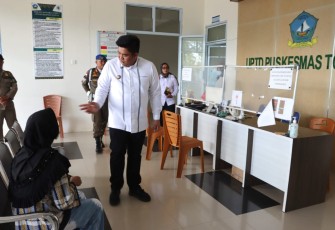 Bupati Roby Kurniawan Bincang Santai Bersama Pasien dan Pegawai Puskesmas Toapaya