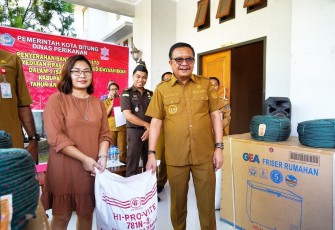 Wali Kota Maurits Mantiri Serahkan Bantuan Kelompok Usaha Perikanan Darat dan Laut