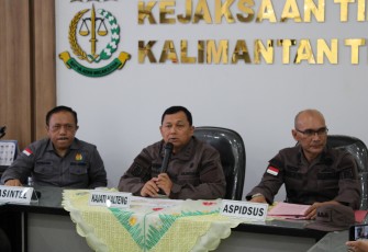 Kepala Kejaksaan Tinggi Kalimantan Tengah Dr. Undang Mugopal, SH., M.Hum Saat Melakukan Konferensi Pers 