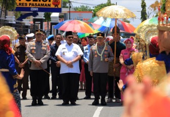 Bupati Pasaman H.Benny Utama dan Kapolres Pasaman, AKBP Yudho Huntoro beserta Forkopimda Pasaman saat sambut kedatangan Kapolda Sumbar Irjen Pol Suharyono, Rabu (8/3/23). 