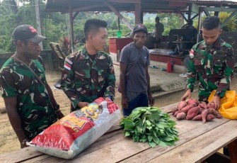 Warga Bawa Hasil Kebun Untuk Satgas Yonif 143/TWEJ