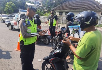 Petugas Sat Lantas Polres Karanganyar, saat menggelar razia kendaraan bermotor. Senin (15/5/2023)