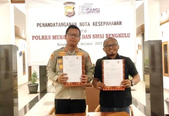 Kapolres Mukomuko Polda Bengkulu AKBP Nuswanto, S. H, S. I. K, M.H., dan Ketua Serikat Media Siber Indonesia (SMSI) Provinsi Bengkulu Wibowo Susilo, , Selasa (24/10/2023).