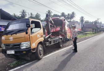 Lakalantas Mobil Bus Tabrak Truck Pengangkut Sawit di Jalan Lintas Kinali Pasaman Barat