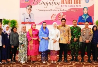 Moment peringatan Hari Ibu Ke 95 tingkat Kabupaten Bintan yang jatuh pada tanggal 22 Desember dihadiri langsung oleh Bupati Bintan Roby Kurniawan didampingi Ketua TP PKK Bintan Hafizha Rahmadhani, Jum'at (22/12) di Gedung Convention Hall Bhadra. Kegiatan ini sebagai pengingat sekaligus apresiasi kepada Ibu-Ibu hebat yang ada di seluruh dunia khususnya Kabupaten Bintan