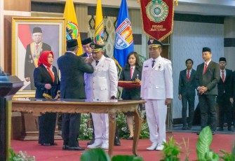 Rober Christanto (kiri) saat dilantik menjadi Bupati Karanganyar oleh Pj Gubernur Jateng Nana Sudjana di Kantor Graha Dhika Bhakti Praja Kompleks Gubernur Jateng, Semarang pada Senin (20/11/2023). Foto : Istimewa.