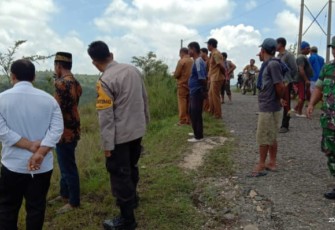 Aparat setempat bersama warga saat cek lokasi penampakan harimau sumatera di sawah.