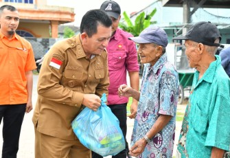 Gubernur Ansar Serahkan Bantuan Sosial Bagi Warga Kavling Lama Kota Batam