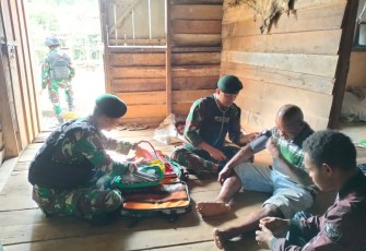 Satgas Pamtas Statis RI-PNG Yonif 111/KB Laksanakan Gotong Royong dan Pengecekan Kesehatan Warga Pedalaman Papua Selatan