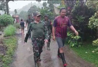 Dandim 1310/Bitung Letkol Arm Yoki Efriandi, M.Han saat membantu warga yg terdampak banjir