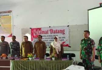 Anggota Pers Kodim 0906/Kkr Serda Eko berikan sosialisasi penerimaan calon siswa baik TNI AD, AU, AL dan polri tahun anggaran 2024 kepada siswa dan siswi SMAN 1 Kecamatan Loa Kulu, Senin (6/11/2023)