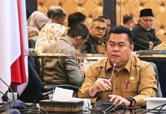 Sekda Bintan Ronny Kartika saat memimpin Rapat